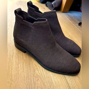 Vivaia Brown Knit Booties, new never worn, size 39, size 8